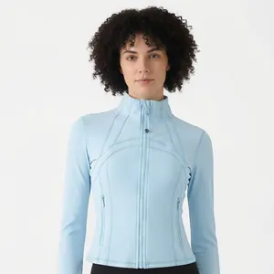 Vista dettagliata della giacca sportiva azzurra slim fit con zip per yoga e fitness