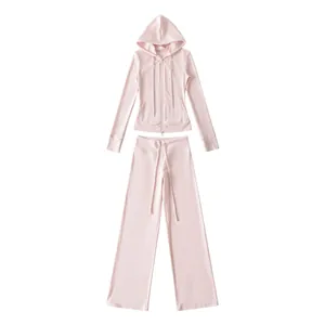 Volledig overzicht van de lichtroze yoga set met een zip-up hoodie en wijde broek.