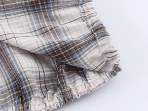 Primer plano del detalle de la cintura elástica en falda de tela de cuadros