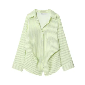 Vista frontale dettagliata della camicia a righe verde chiaro con maniche a pipistrello