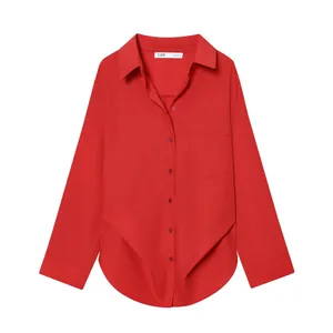 Dettaglio di una camicia rossa a maniche lunghe da donna in stile flat lay elegante.