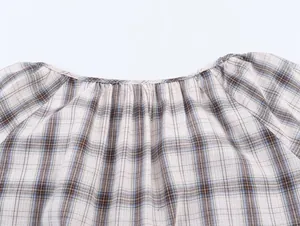 Primer plano del escote fruncido elástico y el detalle de la tela a cuadros de este top