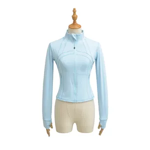 Vista frontale di una giacca da yoga azzurra slim-fit esposta su un manichino.
