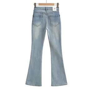 Vue arrière d'un jean flare délavé clair à taille haute sur un cintre en bois