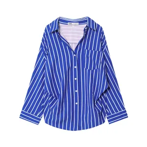 Vista dettagliata della camicia a righe verticali bianche e blu con maniche a pipistrello