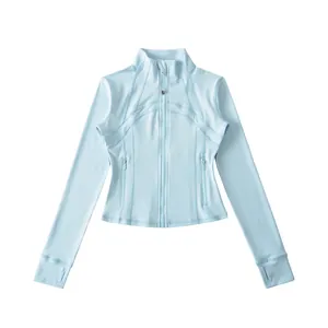Dettaglio della giacca da yoga azzurra slim fit con zip e fori per il pollice