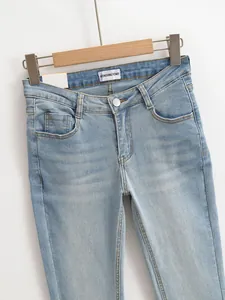 Vue détaillée de ce jean évasé stretch délavé bleu clair à taille haute élégante