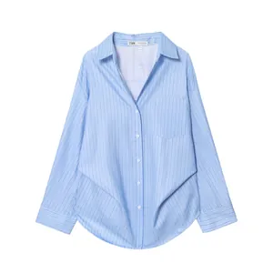 Dettaglio di una camicia a righe verticali blu e bianche con taschino sul petto