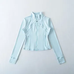 Vista frontale piatta della giacca da yoga azzurra slim fit con fori per il pollice