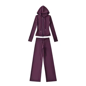 Gedetailleerde weergave van paarse katoenen yoga-set met hoodie en broek voor dames