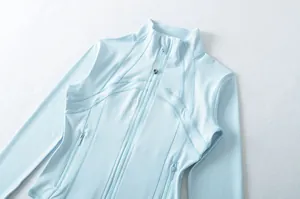 Vista dettagliata della giacca da yoga azzurra slim fit con cerniera e cuciture