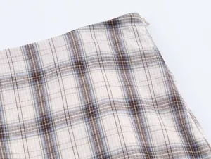 Primer plano de una falda de cuadros con cremallera invisible y textura elegante