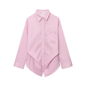 Dettaglio della camicia a righe rosa con esclusivo design dell'orlo annodato