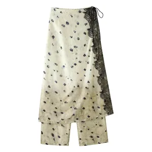 Dettaglio gonna a portafoglio in raso floreale con pizzo e pantaloni coordinati