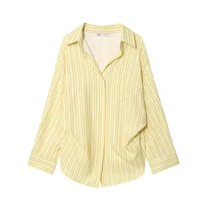 Camicia a righe gialle con maniche a pipistrello e classico colletto botton down