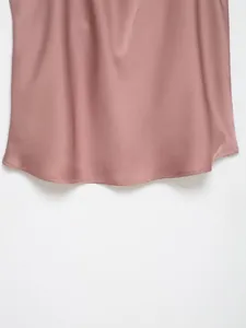 Detailansicht eines staubrosafarbenen Satin-Haltertops mit elegantem Seidensaum