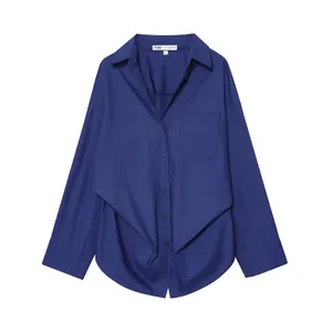 Camicia blu a maniche lunghe con orlo asimmetrico drappeggiato unico e colletto classico