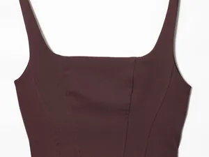 Nahaufnahme eines burgunderroten Tops mit quadratischem Ausschnitt und Twill-Gewebe