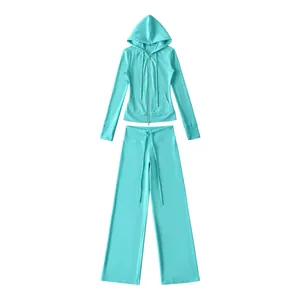 Detailweergave van een cyaan tweedelige yogaset met jack met capuchon en wijde pijpen
