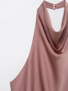 Nahaufnahme eines rosafarbenen Satin-Haltertops mit elegantem Wasserfallausschnitt