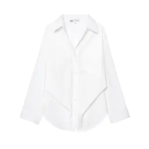 Elegante camicia bianca con bottoni, maniche lunghe e un taschino sul petto anteriore.