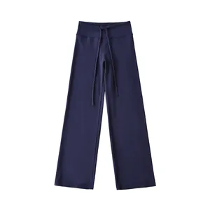Vooraanzicht van een marineblauwe yoga-broek met wijde pijpen en trekkoord in de taille
