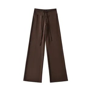 Bruine yoga-broek met wijde pijpen, verstelbaar trekkoord en zachte katoenen textuur.