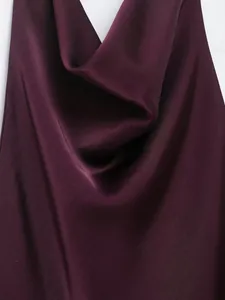 Detail des weinroten Satin-Neckholder-Tops mit elegantem Wasserfall-Ausschnitt