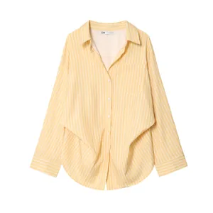 Dettaglio di camicia a righe gialle con maniche a pipistrello e tasca frontale.