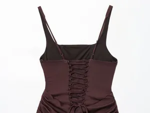 Detailansicht des eleganten Schnürdesigns am Rücken eines burgunderroten Kleides