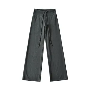 Detailweergave van donkergrijze yoga-broek met wijde pijpen en trekkoord.