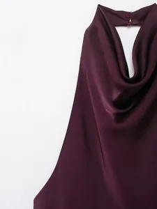 Nahaufnahme eines eleganten burgunderroten Satin-Haltertops mit Wasserfallausschnitt.
