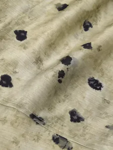 Primo piano del tessuto in raso con stampa floreale che mostra trama e cuciture.
