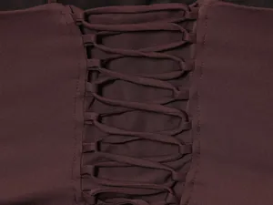 Detailansicht des eleganten Kreuzschnürungs-Designs an einem burgunderroten Kleid