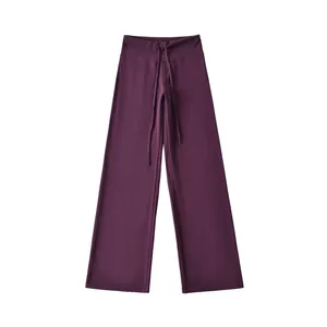 Detailweergave van paarse yoga broek met wijde pijpen en trekkoord in de taille