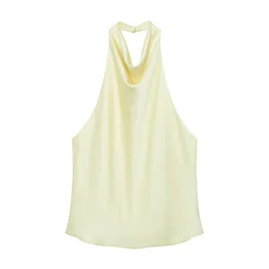 Detailansicht eines eleganten hellgelben Satin-Neckholder-Tops mit Wasserfall-Ausschnitt