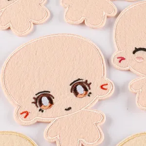 Niedliche Anime-Filzpuppen-Stickereipatches für DIY-Taschenanhänger und Accessoires