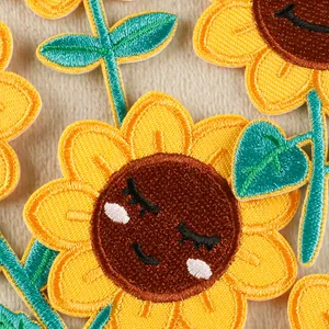 Vue détaillée de patchs brodés de tournesols joyeux pour la décoration de vêtements.
