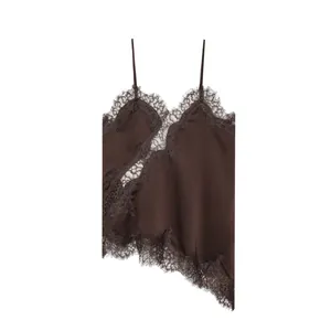 Detail van een bruine satijnen camisole top met kant en een asymmetrische zoom.