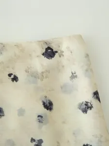 Vista dettagliata del tessuto satinato con elegante stampa floreale blu