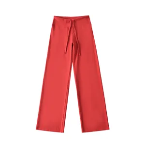 Comfortabele rode yoga broek met hoge taille, trekkoord en wijde pijpen voor actieve dames.