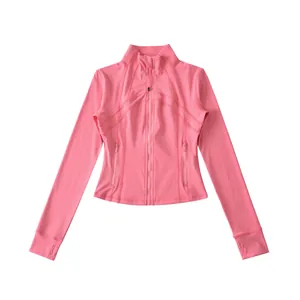 Vista completa della giacca sportiva da yoga rosa slim fit da donna con zip e fori per i pollici