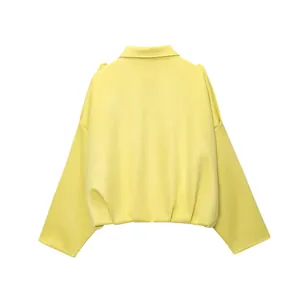 Vista posterior de una elegante cazadora bomber de ante sintético amarillo claro