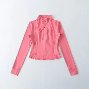 Dettaglio della giacca da yoga rosa slim fit con fori per il pollice e tasche