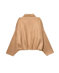 Vista posterior detallada de una chaqueta bomber con textura de ante en color camello para mujer
