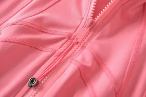 Primo piano dettagliato della cerniera della giacca da yoga rosa e delle cuciture di qualità
