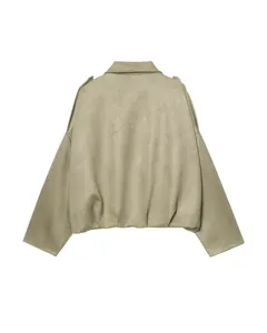 Vista trasera de una chaqueta bomber de ante verde salvia con un dobladillo fruncido
