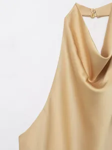 Detailansicht eines eleganten goldenen Satin-Neckholder-Tops mit drapiertem Ausschnitt
