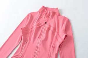 Dettaglio di una giacca sportiva da yoga rosa con collo alto e cerniera frontale.