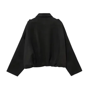Vista posterior de una chaqueta bomber negra para mujer con una suave textura de ante